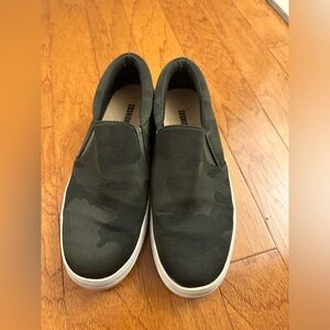 Green Camo women’s sneakers size 8. Barely worn. Cushionare. Very comfortable.